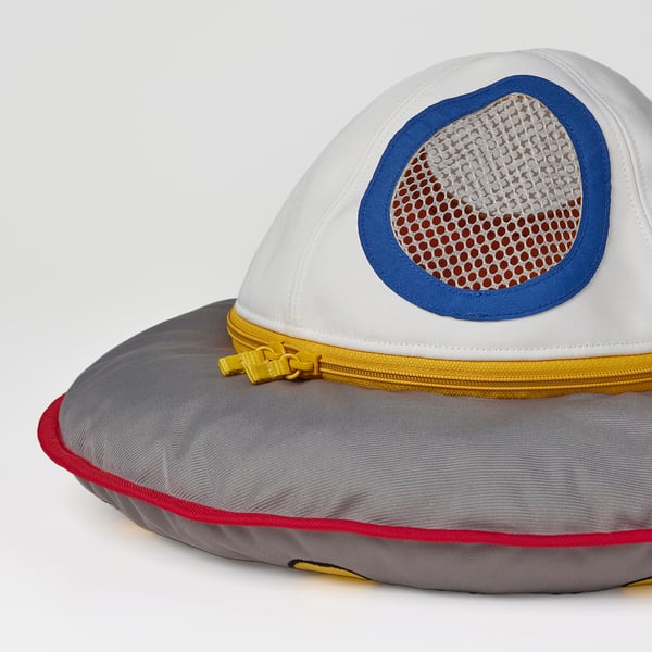 Brinquedo de nave espacial com janela de malha, zíper amarelo, cinza, guarnição vermelha. Materiais reciclados de qualidade, toque suave.