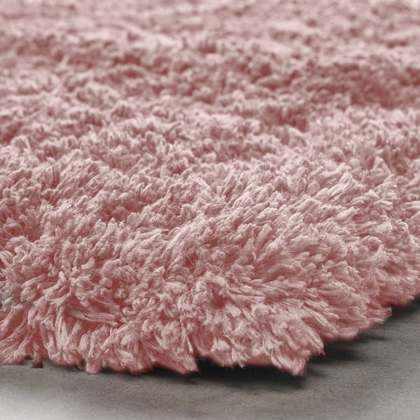 Tapete de banho fofo rosa claro com microfibra macia, textura visível e pelo alto.