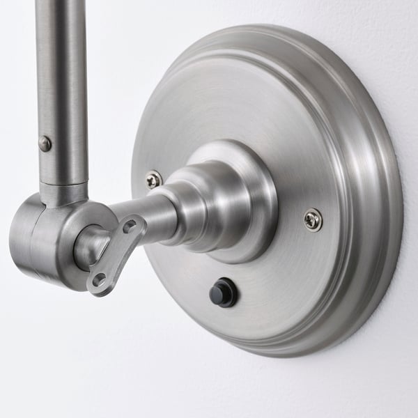 Candeeiro de parede metálico com braço ajustável e interruptor de chave, acabamento em aço escovado.