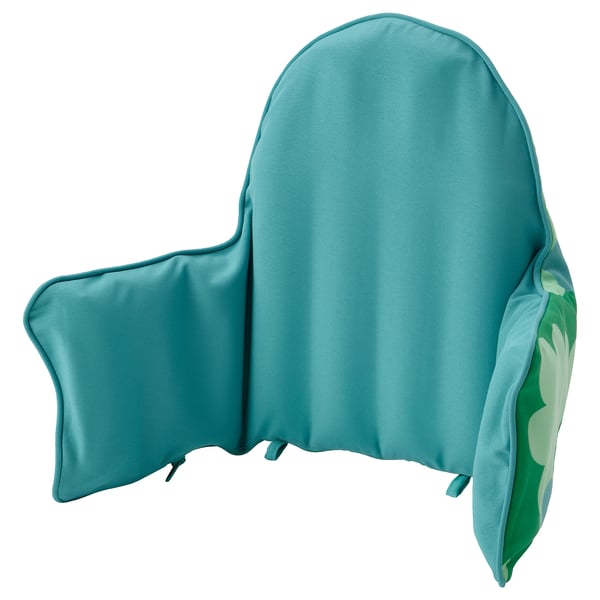 Uma almofada para cadeira alta para bebé ANTILOP turquesa com um design floresta verde de um lado, feita de poliéster reciclado.