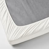 Lençol de algodão orgânico com bordas elásticas, branco, se encaixa em colchões de até 26 cm.