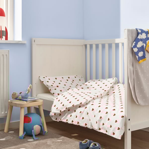 Cama de bebé com edredão com padrão de coração, branco. Algodão macio e puro, adequado para salas pequenas.