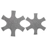 Duas formas de feltro cinza, projetadas para se encaixarem, para proteger panelas.