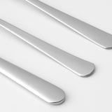 Facas afiadas de aço inoxidável, bordas lisas, acabamento polido.