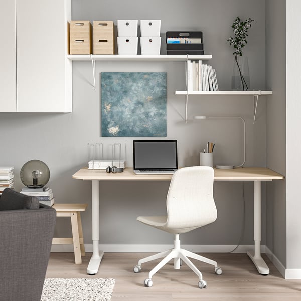 Mesa, cadeira e prateleiras montadas na parede no escritório doméstico moderno.