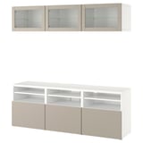 Módulo de arrumação moderno BESTÅ branco e bege com portas de vidro e prateleiras abertas para tv e decoração.