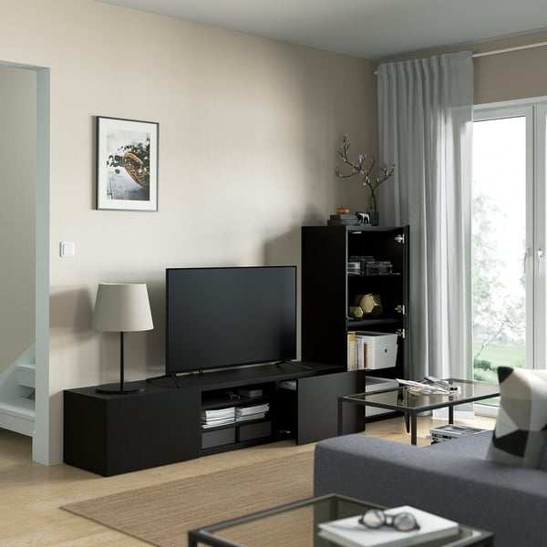 Moderno BESTÅ móvel de tv, tela plana, luminária, armário alto, sofá aconchegante.