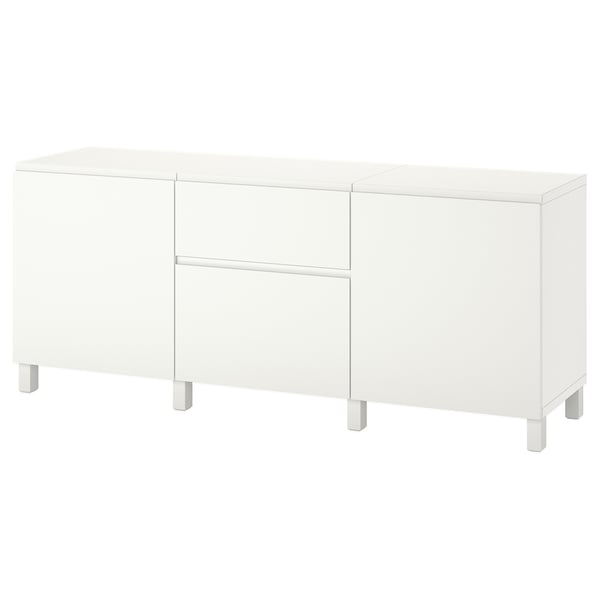 Um aparador ikea BESTÅ branco com três secções, com prateleiras e gavetas.