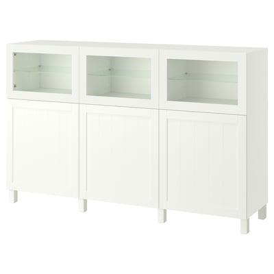 Um aparador BESTÅ branco com portas de vidro para exposição e arrumação.