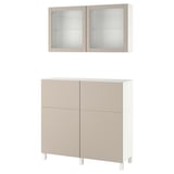 Conjunto de arrumação bege moderno com armários e móveis de parede. Design minimalista, quatro portas, display de vidro. Funcional e elegante, perfeito para a decoração da casa.