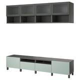 Móvel de tv moderno BESTÅ com armários de parede. Gavetas e prateleiras cinza escuro e verde claro. Design minimalista, com amplo armazenamento e gerenciamento de cabos.