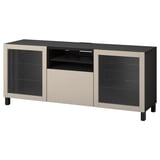 BESTÅ Móvel de tv, preto-castanho, portas de vidro, gavetas bege e prateleiras reguláveis para arrumação moderna.