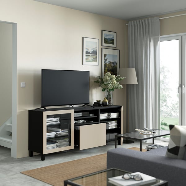 Sala de estar moderna com móvel de TV BESTÅ, TV de tela plana e decoração de parede.