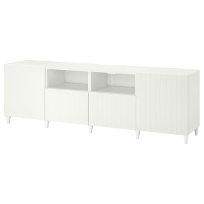 O móvel de TV BESTÅ branco combina armazenamento e gerenciamento de cabos, design elegante com pernas de madeira.