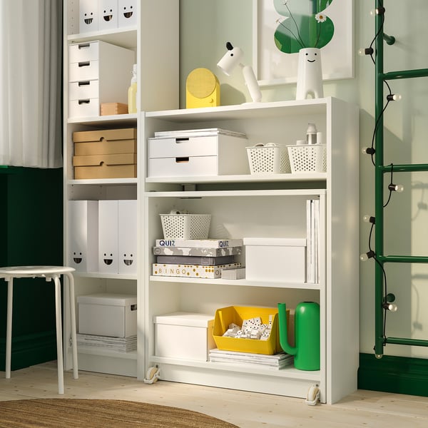 Estante com mesa dobrável, caixas de armazenamento e decorações, projetadas para uso doméstico versátil.