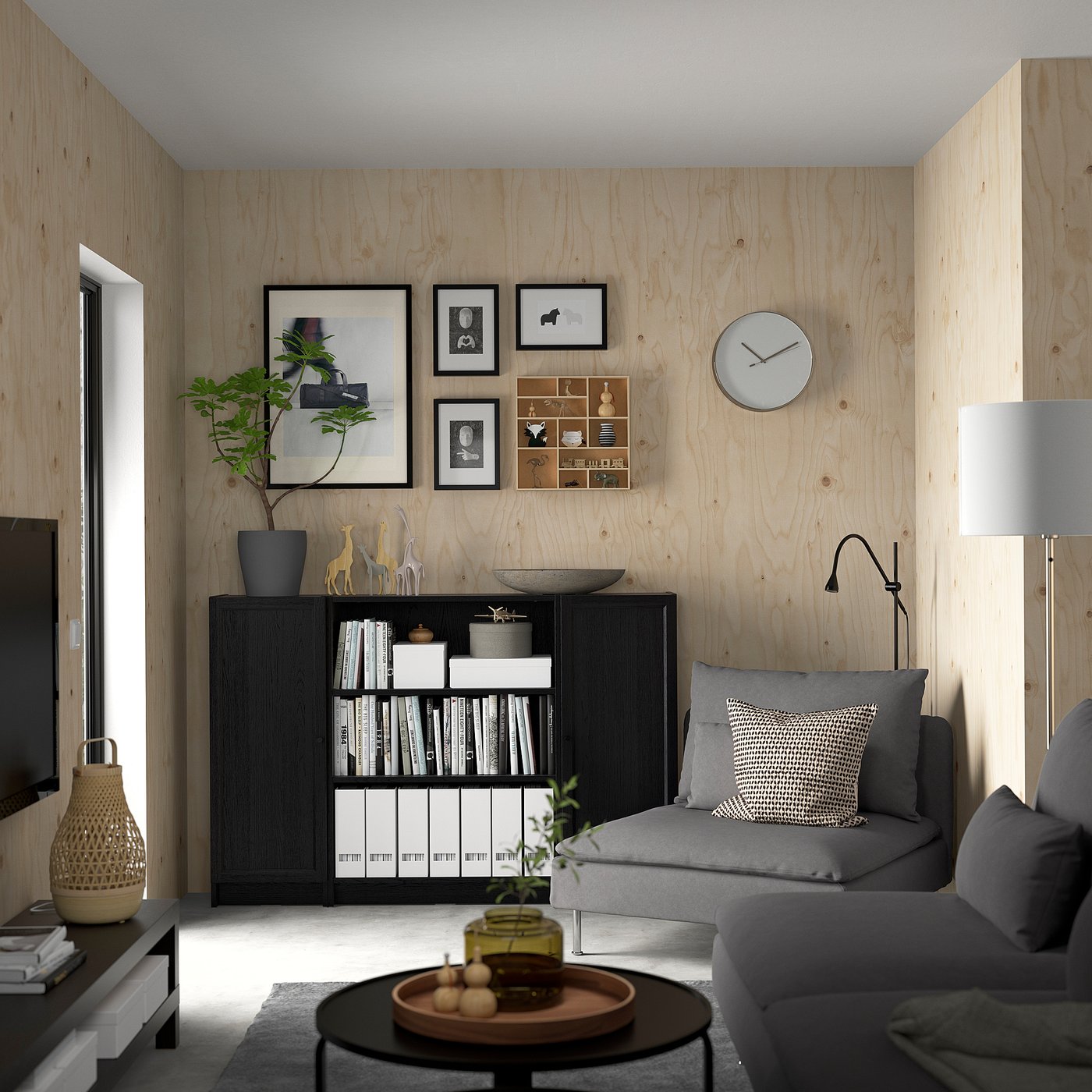 Sala de estar minimalista com estante BILLY, sofá cinza, paredes de madeira e decorações.