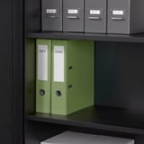 Estante preta com caixas cinzas rotuladas a-d, e-j, k-o, t-z na parte superior, fichários verdes rotulados 2019 e 2020 abaixo e uma caixa cinza na parte inferior.