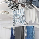 Armário com prateleiras BOAXEL, pendurando e secando roupas ordenadamente, organizando a roupa.