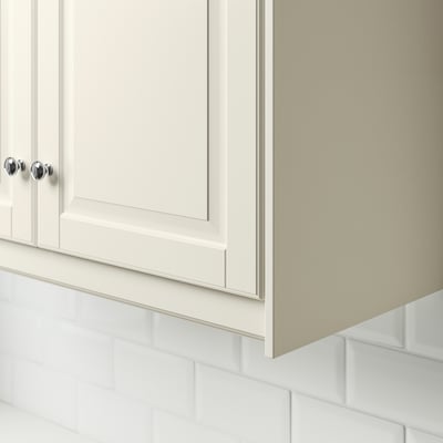 Armário de cozinha branco com maçanetas cromadas e backsplash de azulejos, usado para cobrir iluminação e cabos.
