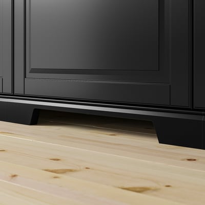 Armário de cozinha preto com piso de madeira. Mostrado com pedestal BODBYN.