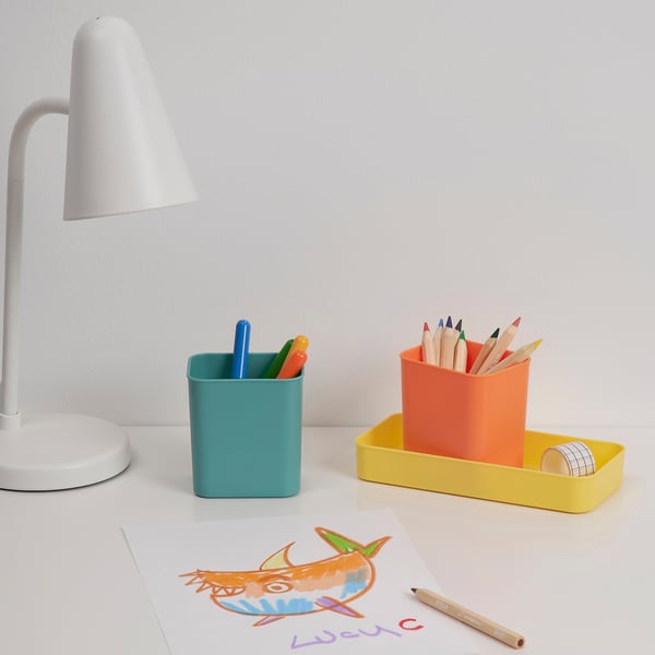 Organizador de mesa BÖNSYRSA em azul e laranja com bandeja amarela para canetas, marcadores e muito mais. Compacto com bandeja antiderrapante.