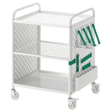 Um carrinho de arrumação móvel BRÄNNBOLL branco com alças verdes para organizar o equipamento de jogo. Possui três prateleiras, quatro rodas e laterais perfuradas.