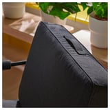 Cadeira estofada cinza escuro com encosto de cabeça acolchoado; Tecido de qualidade, estrutura robusta.