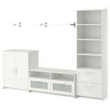 Conjunto de móveis BRIMNES brancos: móvel de tv, armários e estante com design moderno.
