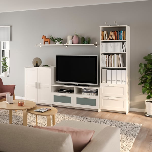 Sala minimalista com móveis BRIMNES: bancada de tv, estante, prateleiras e armários. Organizado e aconchegante.