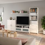 Sala minimalista com móveis BRIMNES: bancada de tv, estante, prateleiras e armários. Organizado e aconchegante.