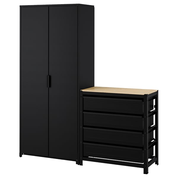 Um sistema de arrumação BROR preto, com um armário alto e uma bancada de trabalho com gavetas. Ambas as peças são feitas de metal com um design elegante e moderno.