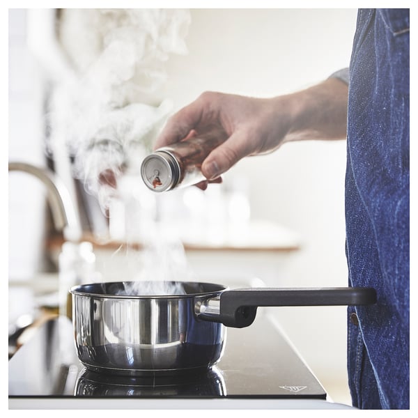 Pessoa temperando alimentos com tempero CITRONHAJ.