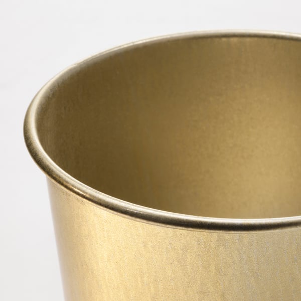 Planta em vaso dourado, textura suave, design robusto.
