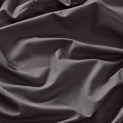 Uma peça retangular de tecido de algodão cinza claro, pré-cortada, perfeita para projetos de costura, com textura lisa e design simples.
