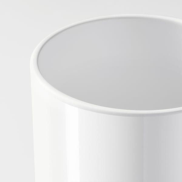 Vaso branco, borda lisa e larga.