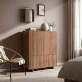 Quarto moderno com armário DVÄRGSYREN, espelho, cadeira e cama.