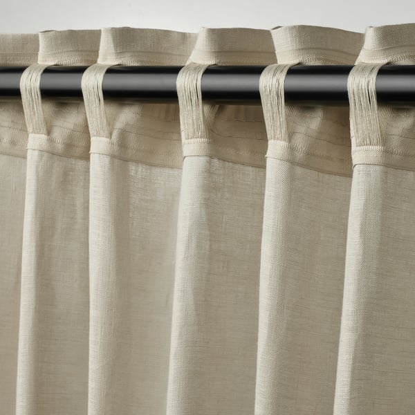 Cortinas com fita multi-cabeçalho, projetadas para uso em haste ou trilho. A fita facilita o bolso da haste ou a suspensão da aba.