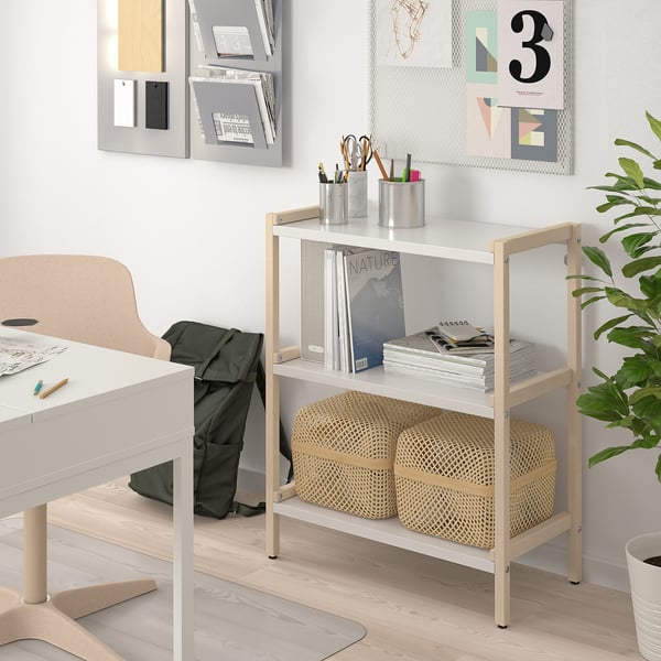Estante de metal branco e madeira com mesa, cadeira e planta.