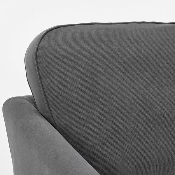 Sofá cinza com estofamento liso e texturizado e detalhe de costura visível.