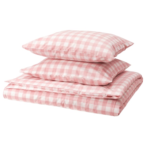 Um conjunto de roupa de cama xadrez xadrez rosa claro e branco, com capa de edredão e duas fronhas, feito de algodão orgânico.