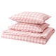 Um conjunto de roupa de cama xadrez xadrez rosa claro e branco, com capa de edredão e duas fronhas, feito de algodão orgânico.