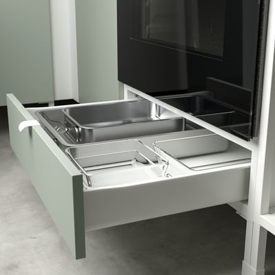 Gaveta puxada para fora, mostrando divisórias para organizar utensílios de cozinha.
