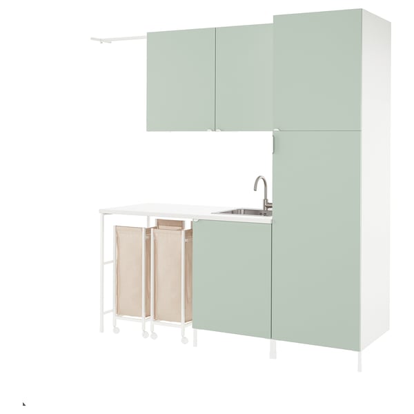 Configuração moderna de lavanderia verde menta com armários, pia e prateleiras de secagem. Design elegante e funcional.