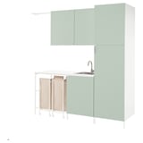 Configuração moderna de lavanderia verde menta com armários, pia e prateleiras de secagem. Design elegante e funcional.