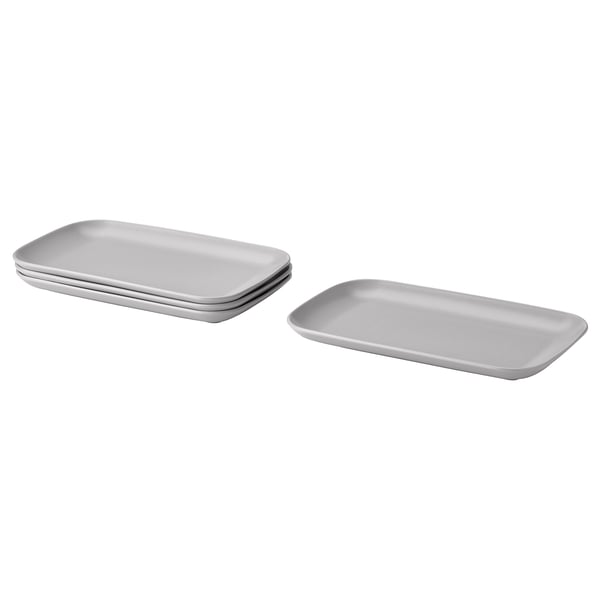 Quatro pratos retangulares FÄRGKLAR em grés cinzento claro com um design simples e moderno.
