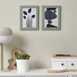 Impressões de arte abstrata acima da prateleira com lâmpada, decoração, planta, livros - versáteis para quartos de crianças.