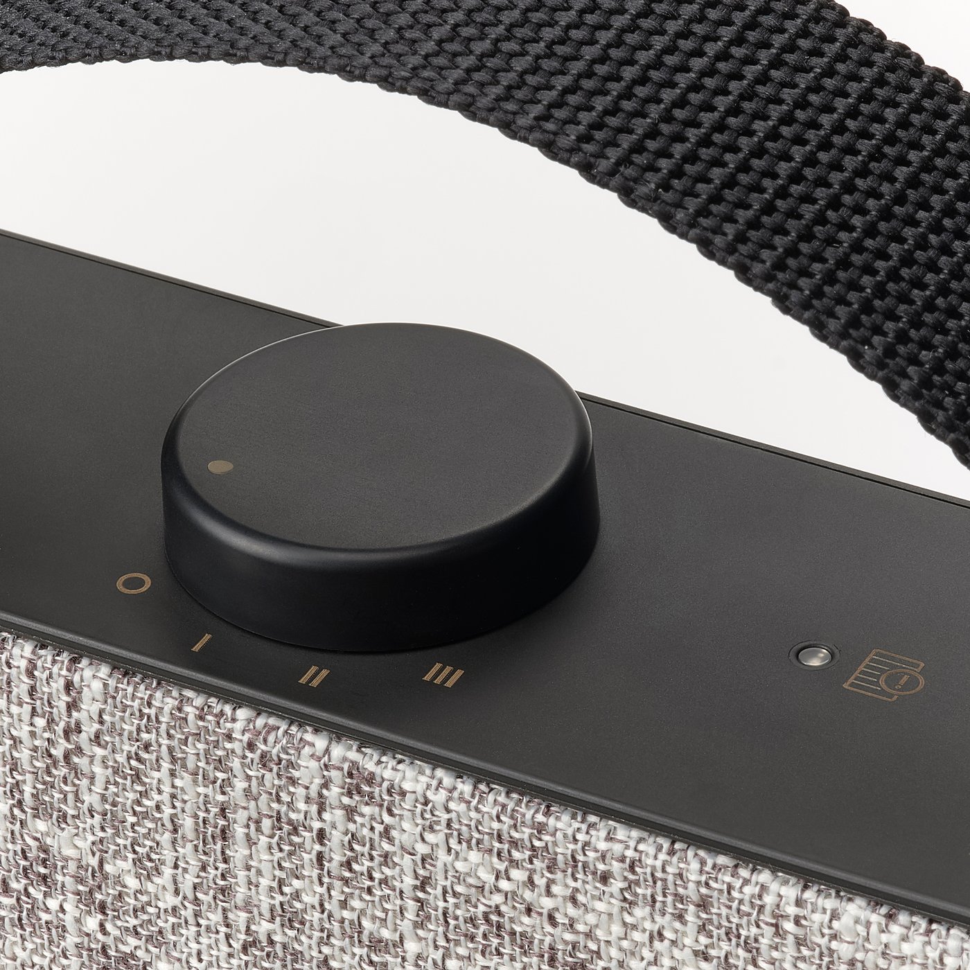 Controle remoto purificador de ar preto com alça texturizada, botão circular e design minimalista.