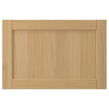 Esta imagem mostra uma porta de armário FORSBACKA castanho claro feita de chapa de carvalho, com um design de moldura clássico com rebordos biselados.
