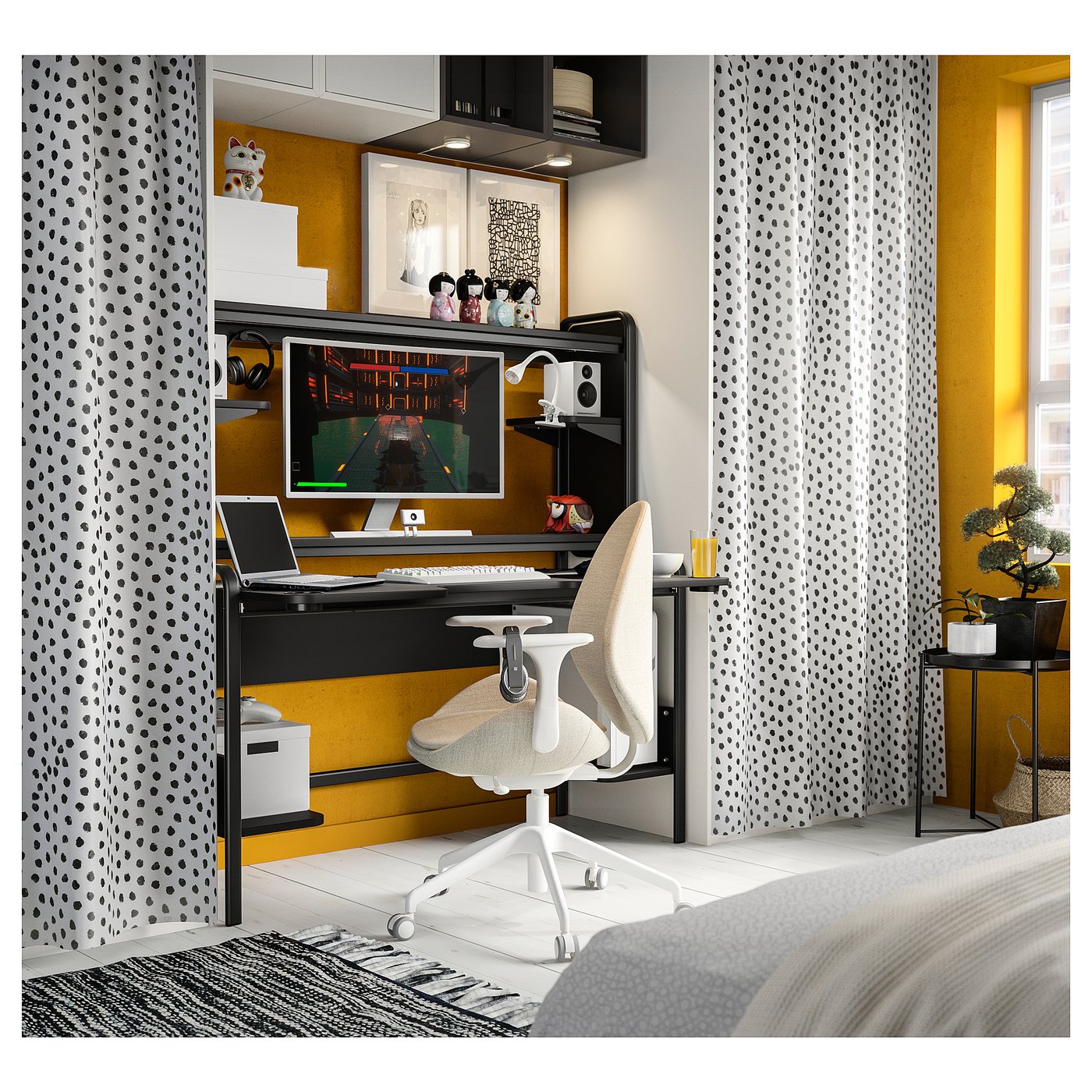Escritório doméstico amarelo moderno com uma mesa de jogos preta com um computador e uma cadeira ergonômica branca, cercada por cortinas de bolinhas.
