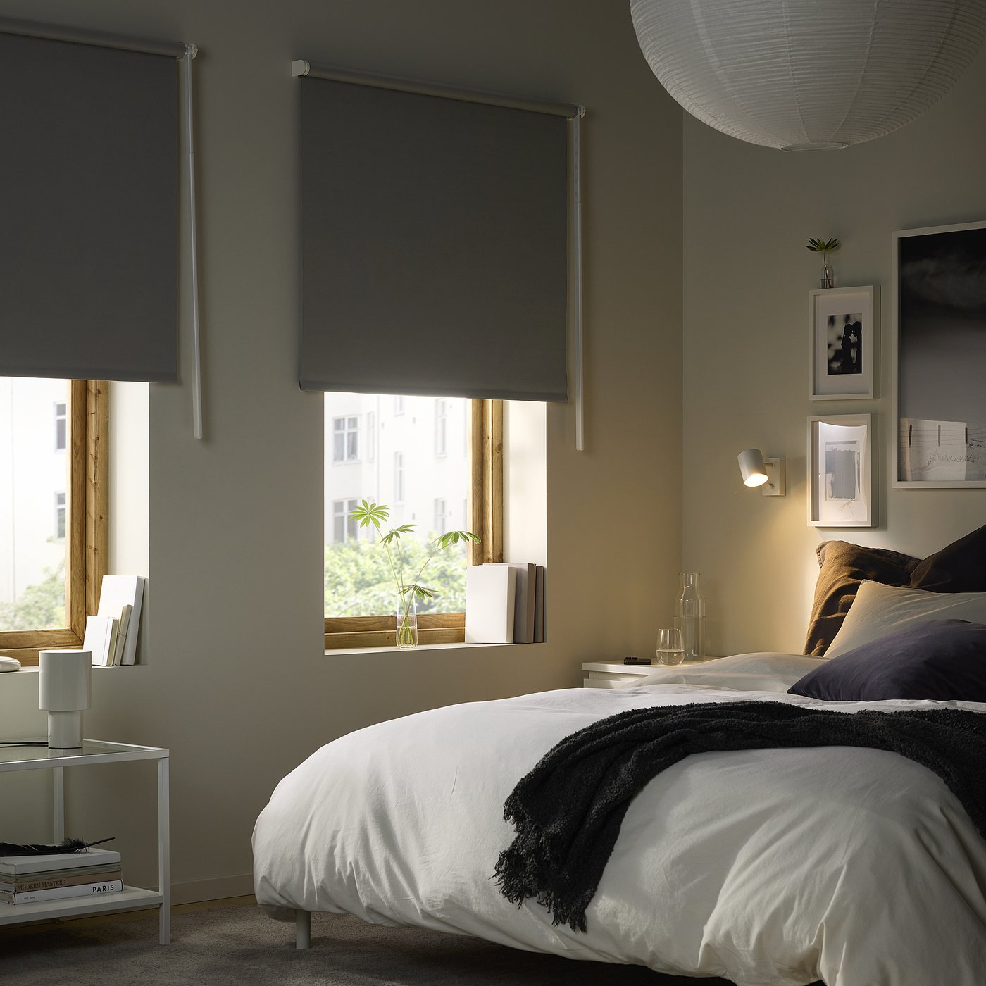Quarto aconchegante com persiana cinza, vista para a cidade, cama branca, lâmpadas, luz pendente. Cortina de poliéster para privacidade e bloqueio de luz.